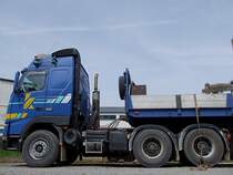 VOLVO-FH16_520 steht mit einem Auflieger bereit;100430