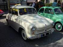 Lloyd LP 400. Baujahr 1953-1957. Dieses msste ein Modell ab November 1954 sein, da die Trscharniere schon innenliegend sind. Oldtimertreffen des AC-Kettwig.