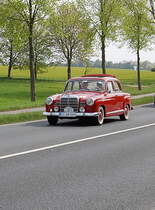 Mercedes Ponton mit Faltdach ebenfals auf der B57.