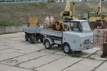 Etwas Abseitz stand dieser Multicar M22..Gesehen am 02.05.10 zum 13. Oldtimertreffen in Werdau.