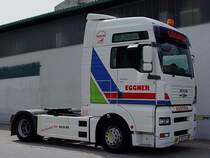 MAN TGA410A-XXL hat soeben einen Auflieger zur Entladung abgestellt;100430