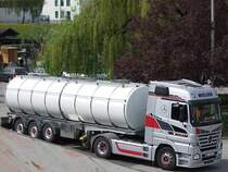 ACTROS von Wielend ist mit einem entleertem Milchtankauflieger Richtung Vcklabruck unterwegs;100430