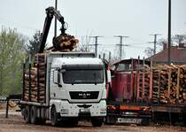 MAN TGX bei der Holzverlaudung im Bhf Stendal an der Ladestrae am 20.04.2010