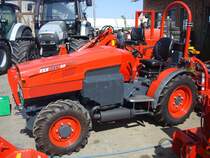 Sauerburger FXS 751AS,
das Familienunternehmen aus Wasenweiler/Kaiserstuhl baut seit ber
40 Jahren Schmalspurtraktoren und Landtechnik,
75PS aus 2940ccm,
April 2010