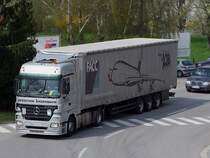 ACTROS1844 der Sped.Angermayr ist mit einem  A380-Auflieger  unterwegs;100423