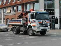 Dieser Mercedes-Kipper bog am 29.April 2010 in Bergen/Rgen an einer Kreuzung ab.