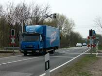 IVECO-LKW berquerte am 29.April 2010 die Bahnstrecke Bergen/Rgen-Lauterbach Mole bei Bergen/Rgen.