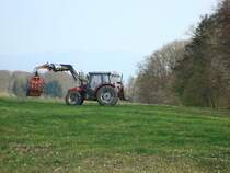 Massey-Ferguson 4245, mit viel Holz am Haken,
Allradtraktor, 4-Zyl.Turbodiesel, 85PS aus 3990ccm,
April 2010