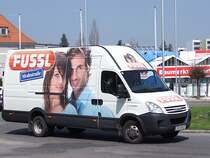 IVECO eines sterr. Modehandelsunternehmens kurvt am Kreisverkehr in Ried i.I.;100417