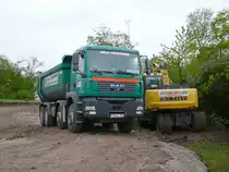 MAN TGA 41.430 der Firma LEINWEBER steht zur Beladung auf einer Baustelle in 36088 H�nfeld, Mai 2010