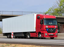 MB Actros 1844 Koffer, A61 bei Heimerzheim 28.04.2010