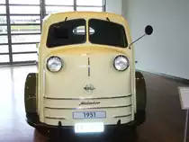 Frontansicht eines Tempo Matador Pritschenwagens. Der Matador war mit dem 1.2l Boxermotor des VW motorisiert. Der VW-motor war allerdings als Mittelmotor verbaut. Von 1949-1952 wurden 13.621 Matadoren mit den verschiedensten Aufbauten produziert. Zeithaus der Autostadt Wolfsburg.