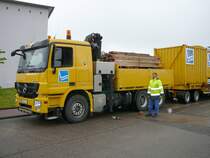 MB Actros 2855 der Firma LAUDEMANN, mit Aufbaukran, steht mit seinem stolzen Fahrer (Gesicht unkenntlich gemacht) auf einer Baustelle in 36088 Hnfeld, Mai 2010