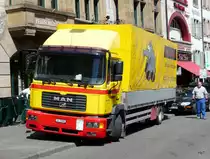 MAN mit Pritschenaufbau in der Stadt Basel am 29.04.2010