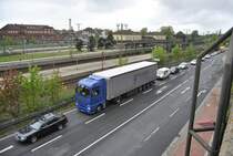 Blauer MAN-Sattelzug, am 07.08.10 in Lehrte/Poststrae, fotogrfiert von einen Parkhaus an der Postrae.