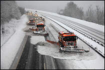 So wieder was vom (Extrem)-Winterdienst im Sauerland: Am Ende des Tages konnte (dank SMS eines Kollegens) das gestaffelte Rumen der Fahrbahn nach Drolshagen abgelichtet werden. Hier hat die  MAN-Brigade  :D die Anschlussstelle Ldenscheid Sd erreicht....

