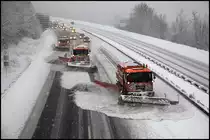 So wieder was vom (Extrem)-Winterdienst im Sauerland: Am Ende des Tages konnte (dank SMS eines Kollegens) das gestaffelte R�umen der Fahrbahn nach Drolshagen abgelichtet werden. Hier hat die  MAN-Brigade  :D die Anschlussstelle L�denscheid S�d erreicht....

