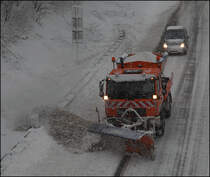 ... und der MAN LE10.220 rumt die Normalspur. (02.02.2010)