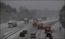 Der Schneefall nimmt zu.... und die Nacht vom 02.02 auf den 03.02.2010 drfte in die Geschichte der A45 eingehen... Viele Lkws blieben an den Steigungen liegen. Andere haben dann versucht die Lkw´s zu berholen und blieben ebenfalls hngen. Dadurch ergab sich ein Rckstau von mehr als 40(!!!) Kilometern. Und mitten drinne 1 Rumfahrzeug der AM Ldenscheid...In der Nacht sind teilweise bis zu 30cm Neuschnee gefallen.