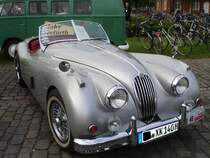 Jaguar XK 140. Das von 1955-1957 gebaute Auto hat einen Reihensechszylindermotor mit 190 PS und ist mit einer Spitzengeschwindigkeit von 207 km/h angegeben. Oldtimertreffen im Schlopark Mnster.