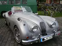 Jaguar XK 140. Das von 1955-1957 gebaute Auto hat einen Reihensechszylindermotor mit 190 PS und ist mit einer Spitzengeschwindigkeit von 207 km/h angegeben. Oldtimertreffen im Schlo�park M�nster.