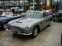 Aston Martin DB4. Gebaut wurden von 1958-1963 1.185 Fahrzeuge in 5 Serien. Dieses m��te ein Fahrzeug der 4. Serie sein, da es schon die Querstreben im K�hlergrill hat. Das DB in der Typenbezeichnung steht �brigens f�r David Brown. Meilenwerk D�sseldorf.