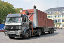 Mercedes Tieflader ( Spth Bewirtschaftungen ) mit Bhnenteilen auf dem Mnsterplatz in Bonn - 27.04.2010 