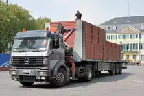 Mercedes Tieflader ( Sp�th Bewirtschaftungen ) mit B�hnenteilen auf dem M�nsterplatz in Bonn - 27.04.2010 