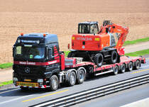 MB Actros 2544 mit Hitachi-Bagger auf dem Auflieger - A61 bei Heimerzheim 28.04.2010