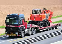 MB Actros 2544 mit Hitachi-Bagger auf dem Auflieger - A61 bei Heimerzheim 28.04.2010