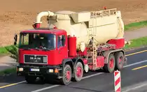 MAN Entsorgungsfahrzeug auf der A 61 bei Heimerzheim - 04.05.2010