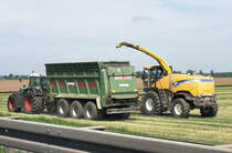 New Holland beim mhen und verladen auf Hnger - Euskirchen 05.05.2010