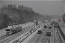 Noch rollt der Verkehr....  Whrend die Rumfahrzeuge in Richtung Drolshagen unterwegs sind, ist dieser MAN TGA 18.390(?) von LANFER in Richtung Norden unterwegs... (02.02.2010)