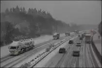 Noch rollt der Verkehr....  W�hrend die R�umfahrzeuge in Richtung Drolshagen unterwegs sind, ist dieser MAN TGA 18.390(?) von LANFER in Richtung Norden unterwegs... (02.02.2010)