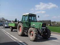 FENDT-Farmer_311LSA zieht nicht nur den Kies beladenen Anhnger, sondern auch eine Kolonne PKW´s hinter sich her;100420