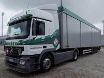 ACTROS1844  umrahmt  von der Flutlichtanlage der KeineSorgenArena in Ried i.I.;100411