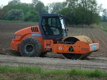 Walzenzug Hamm Tronic 3412,
mit 4-Zyl.Deutz-Turbodiesel, 136PS, 12t Gewicht,
durch hydrostatischen Allradantrieb ist eine stufenlose
Geschwindigkeit von 0 bis 12Km/h mglich, Knicklenkung,
Mai 2010
