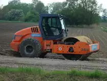 Walzenzug Hamm Tronic 3412,
mit 4-Zyl.Deutz-Turbodiesel, 136PS, 12t Gewicht,
durch hydrostatischen Allradantrieb ist eine stufenlose
Geschwindigkeit von 0 bis 12Km/h m�glich, Knicklenkung,
Mai 2010
