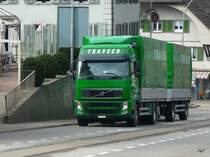 Volvo mit anhnger unterwes in Aarwangen am 25.03.2010