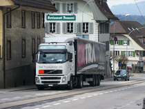 Volvo Sattelschlepper unterwegs in Aarwangen am 25.03.2010