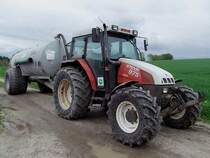 STEYR975 ist mit einem Gllefass unterwegs;100507