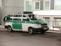 aufgenommen auf dem bahnsteig des
hauptbahnhofs in braunschweig
ein vw-bus syncro in den alten
farben am 08.05.10