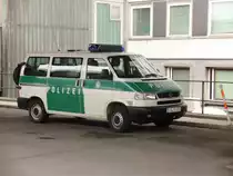 aufgenommen auf dem bahnsteig des
hauptbahnhofs in braunschweig
ein vw-bus syncro in den alten
farben am 08.05.10