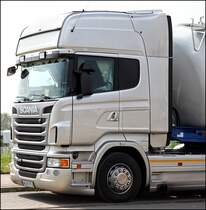 Freuntlicher sieht er aus...der  NewR . Jetzt Sogar mit 730PS! Hier aber  nur  eine Flottenmaschine SCANIA TOPLINE R440 aus Polen. Auffllig sind die Gardinen und die Logos auf den Seitenfenstern der Zugmaschine....