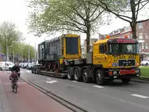 Unsere 662 auf die Tiefladeanh�nger in Rotterdam. Die Reise nach Drachten kan anfangen! Es ist die 662 (RRF 5). Wir (die Arbeitsgruppe  Eisenbahngeschichte Drachten )brauchen die Lok als Denkmal f�r die ehemalige G�terstrecke Groningen-Drachten. Endlich gibt es nach 25 Jahre wieder eine echte Diesellok in Drachten! 