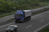 MAN-Kippelsattelzug, auf der A2, bei Lehrte am 11.05.2010.