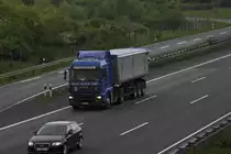 MAN-Kippelsattelzug, auf der A2, bei Lehrte am 11.05.2010.