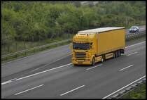 Gelber Scania R 420 Sattelzug, auf der A2, bei Lehrte am 11.05.2010.