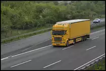 Gelber Scania R 420 Sattelzug, auf der A2, bei Lehrte am 11.05.2010.