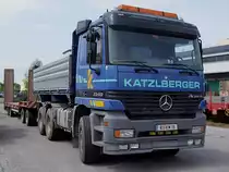 ACTROS3340 wartet mit einem Tiefladeh�nger auf seine Beladung;100430